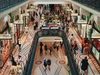 Galeria comercial com pessoas circulando