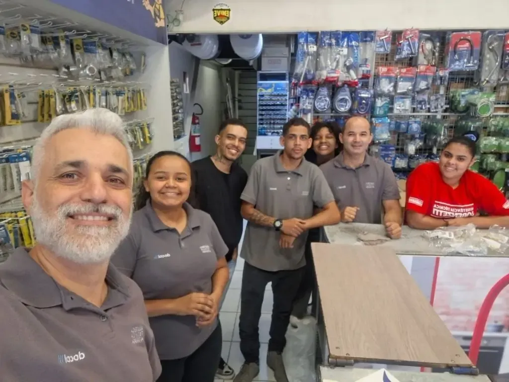 Equipe da loja reunida no balcão