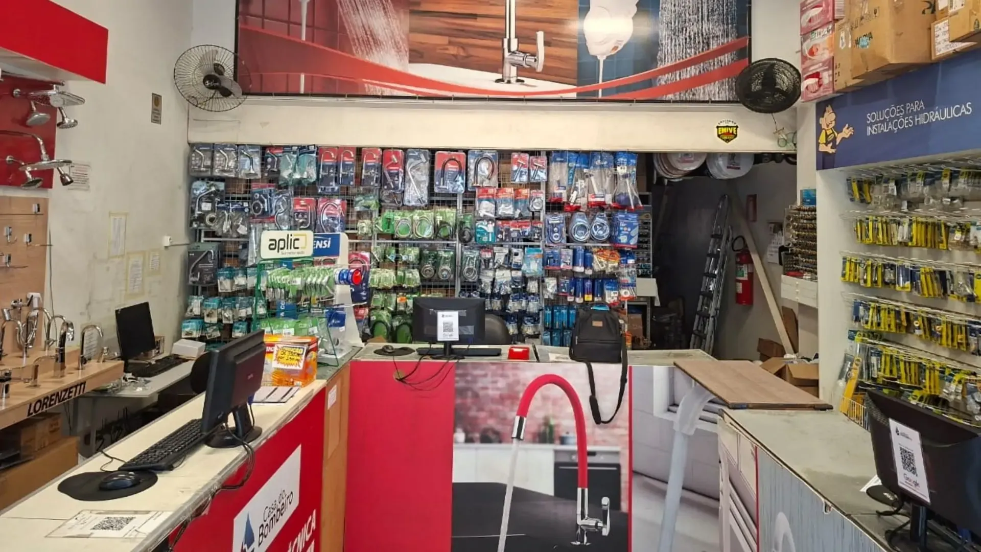 Balcão de atendimento da loja com peças expostas